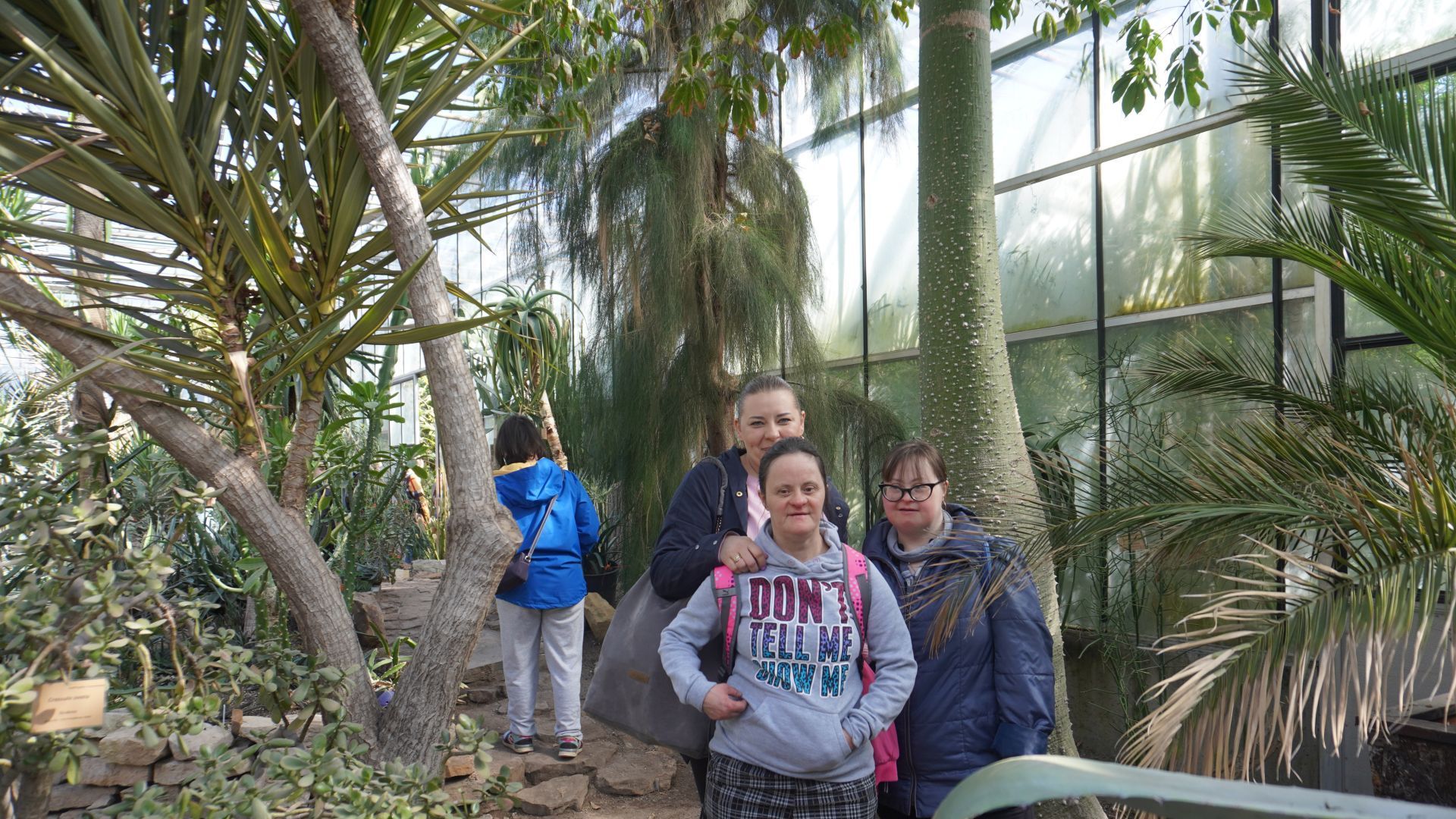 Uczestniczki wraz z panią Patrycją podczas zwiedzania oranżerii w Ogrodzie Botanicznym w Powsinie.