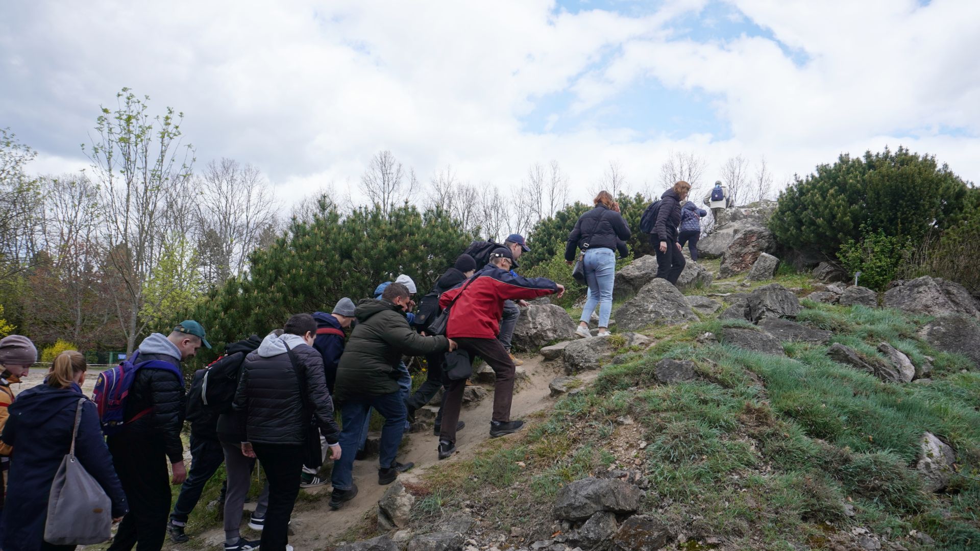 Uczestnicy wspinają się po górce w Ogrodzie Botanicznym w Powsinie.