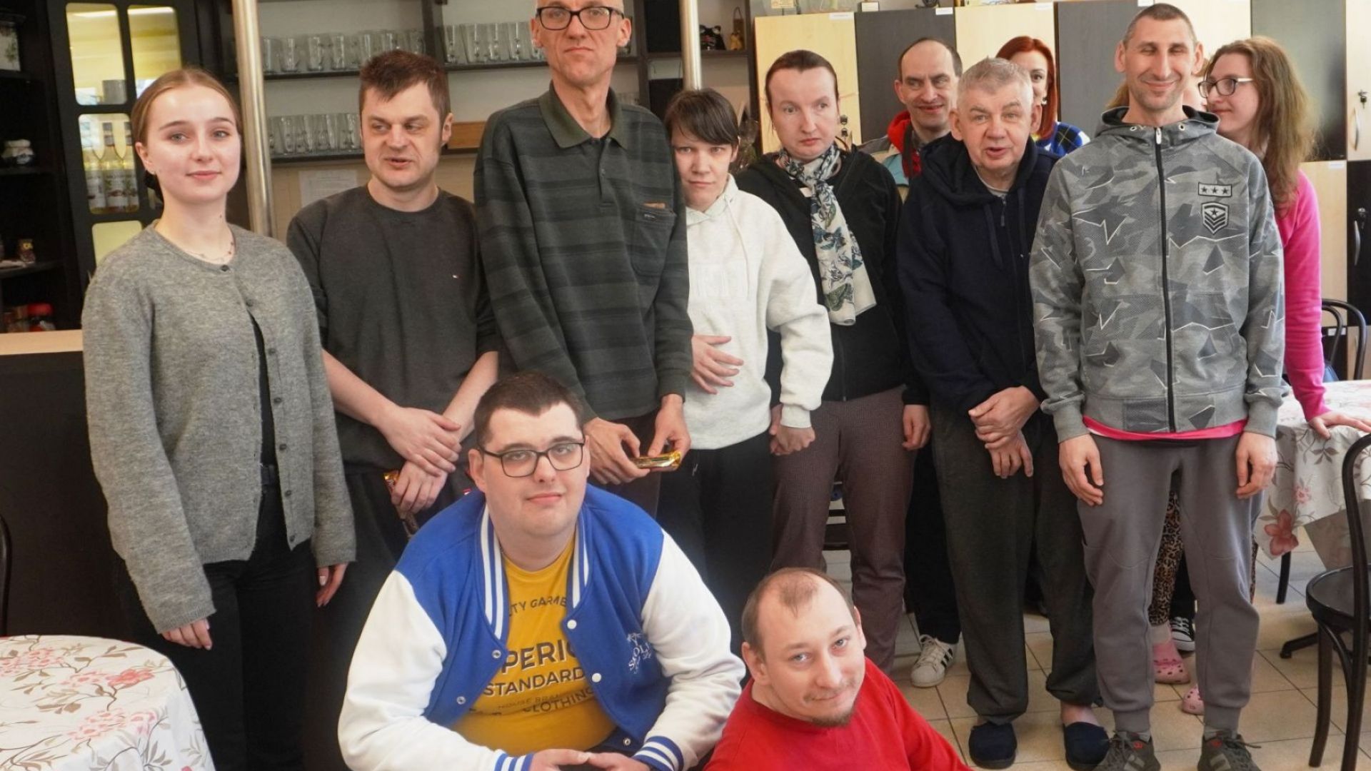 Wszyscy uczestnicy Turnieju Warcabowego 2026 wraz z terapeutą organizującym turniej.