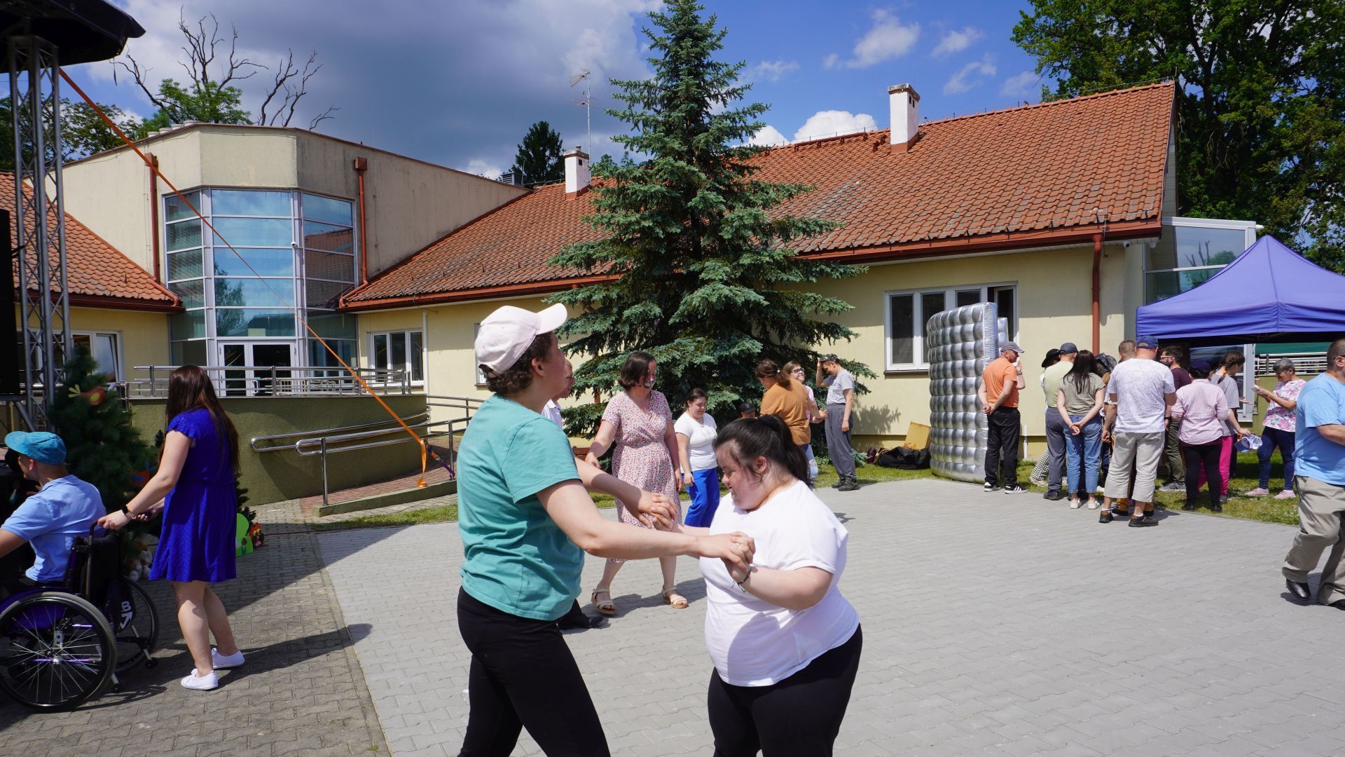 Uczestniczki naszego Domu tańczą podczas Pikniku Rodzinnego w DPS w Kątach.