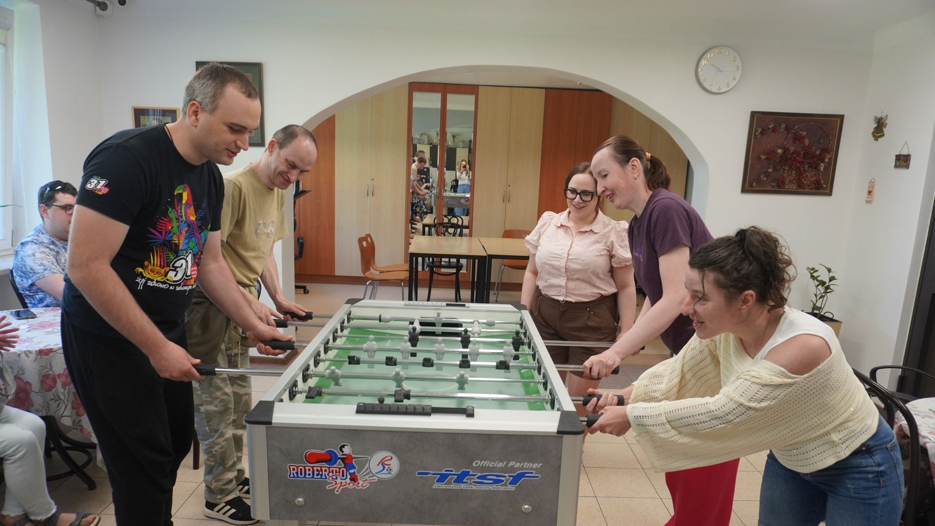 Uczestnicy grają mecz podczas Turnieju Piłkarzyków Stołowych 2026.