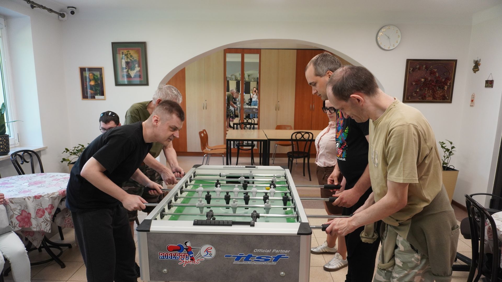 Uczestnicy grają mecz podczas Turnieju Piłkarzyków Stołowych 2026.