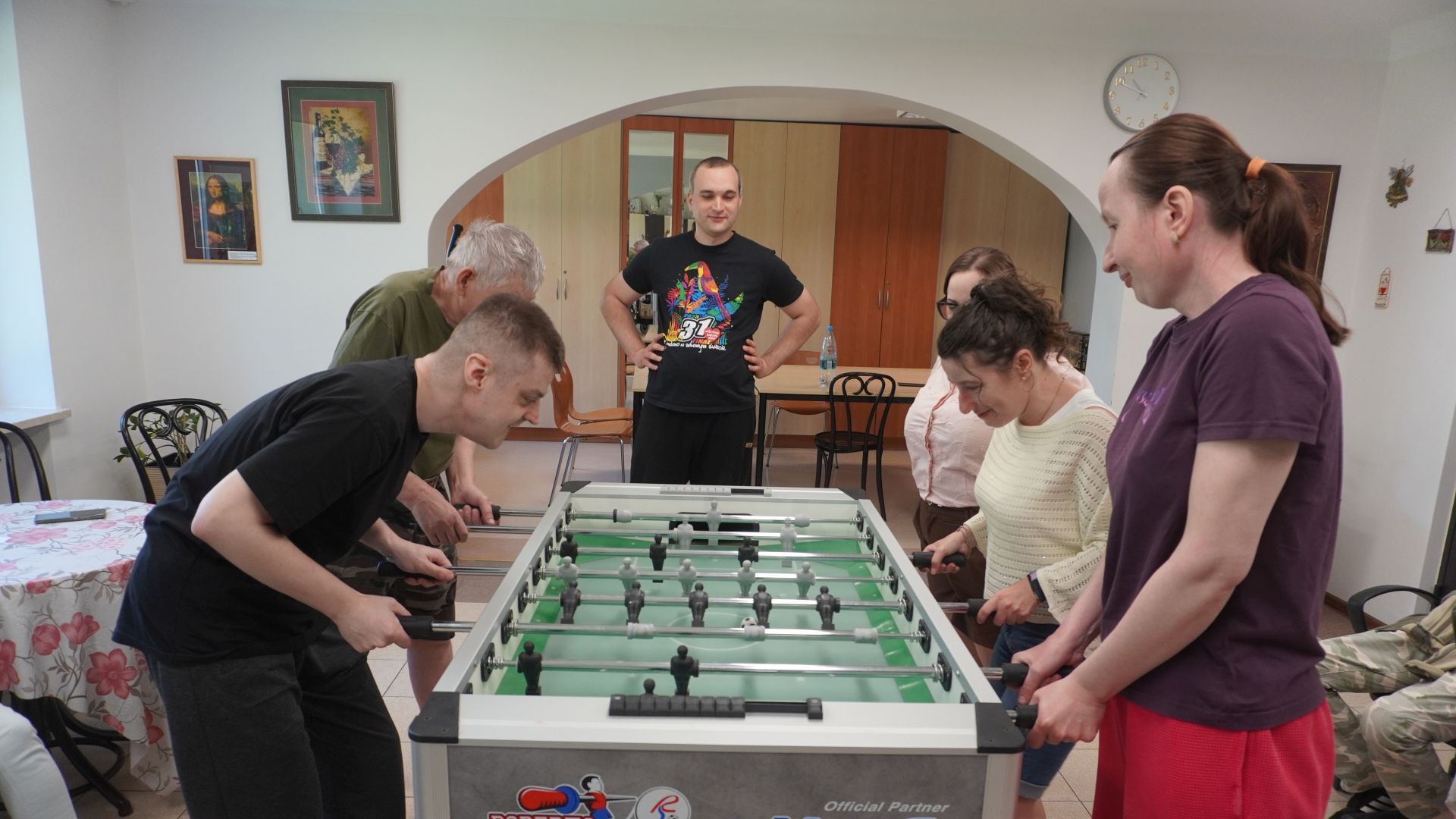 Uczestnicy grają mecz podczas Turnieju Piłkarzyków Stołowych 2026.