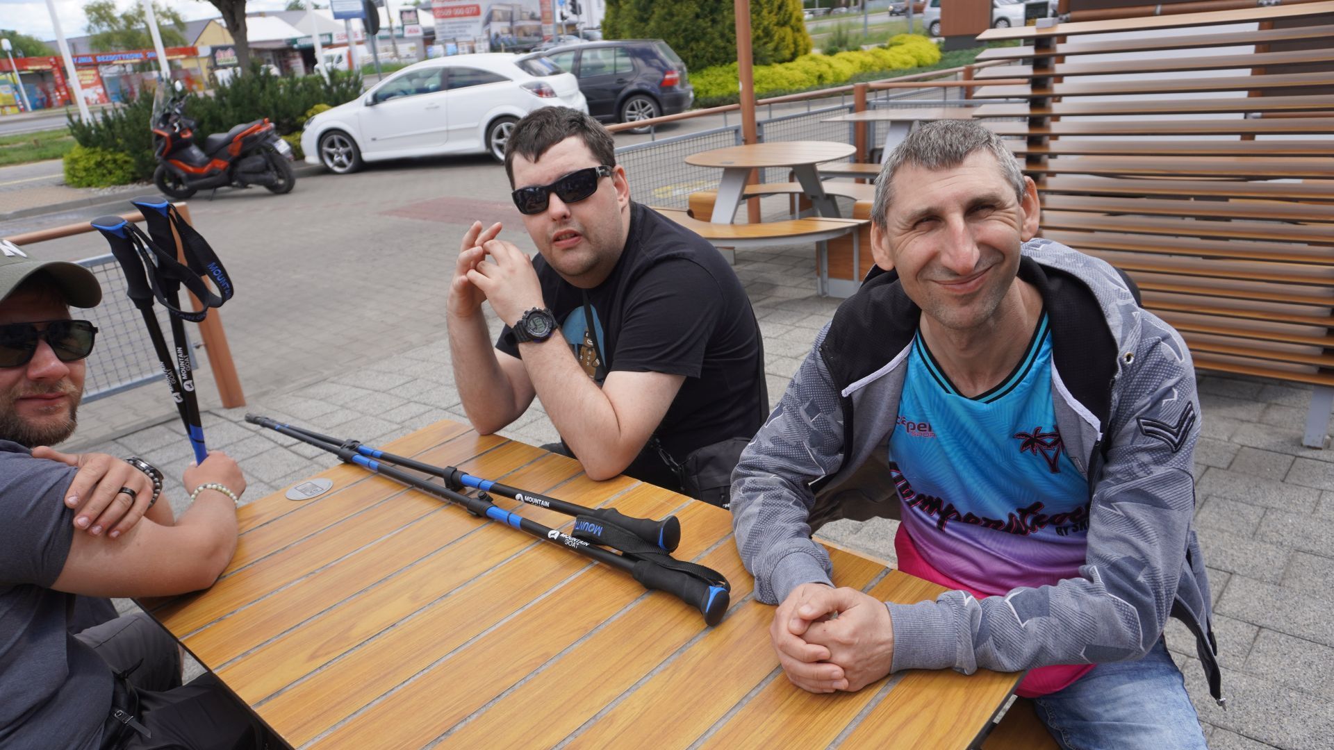 Uczestnicy naszego Domu odpoczywają podczas spaceru z kijkami Nordic Walking.