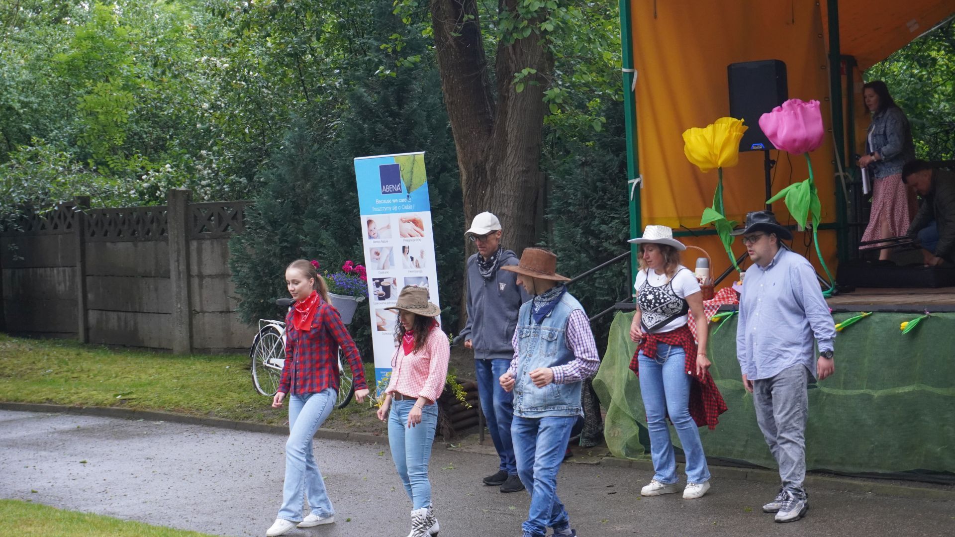 Występ taneczny uczestników naszego Domu wraz z terapeutą podczas IV Pikniku u Józefa.
