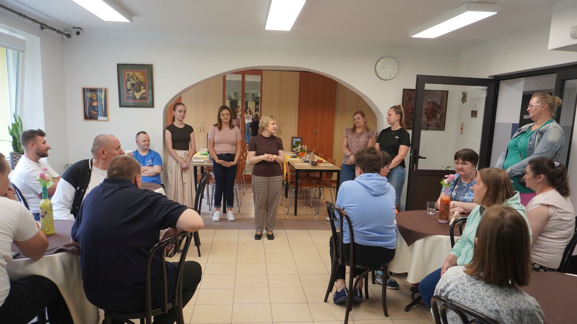 Pani dyrektor Justyna Juszczak wita gości na warsztatach tworzenia obrazów z wykorzystaniem mchu dekoracyjnego ''Jesteśmy dla innych''.