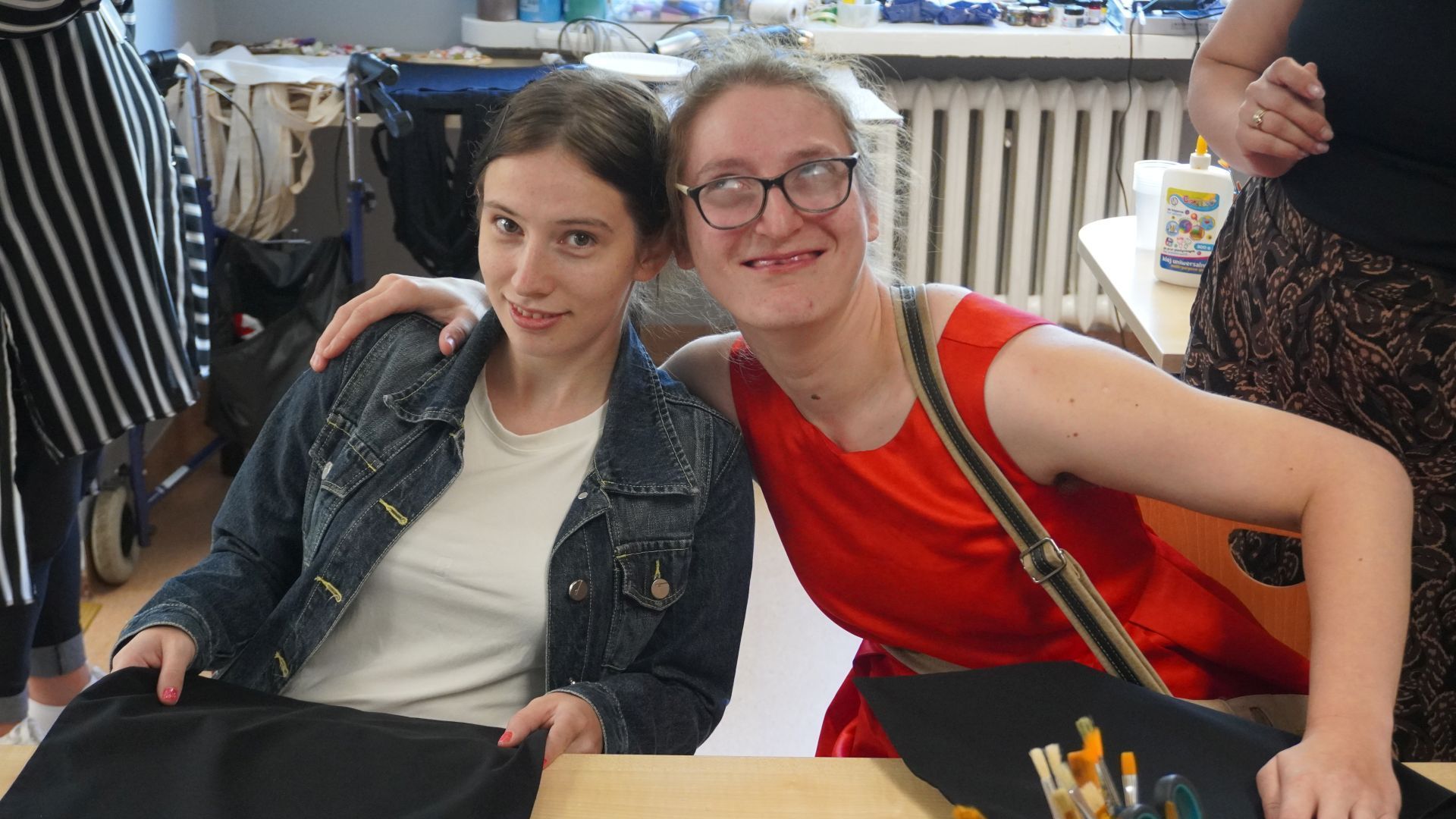Uczestniczka naszego Domu Zuzia wraz z koleżanką Anią podczas warsztatów ozdabiania toreb płóciennych ''Jesteśmy dla innych''.