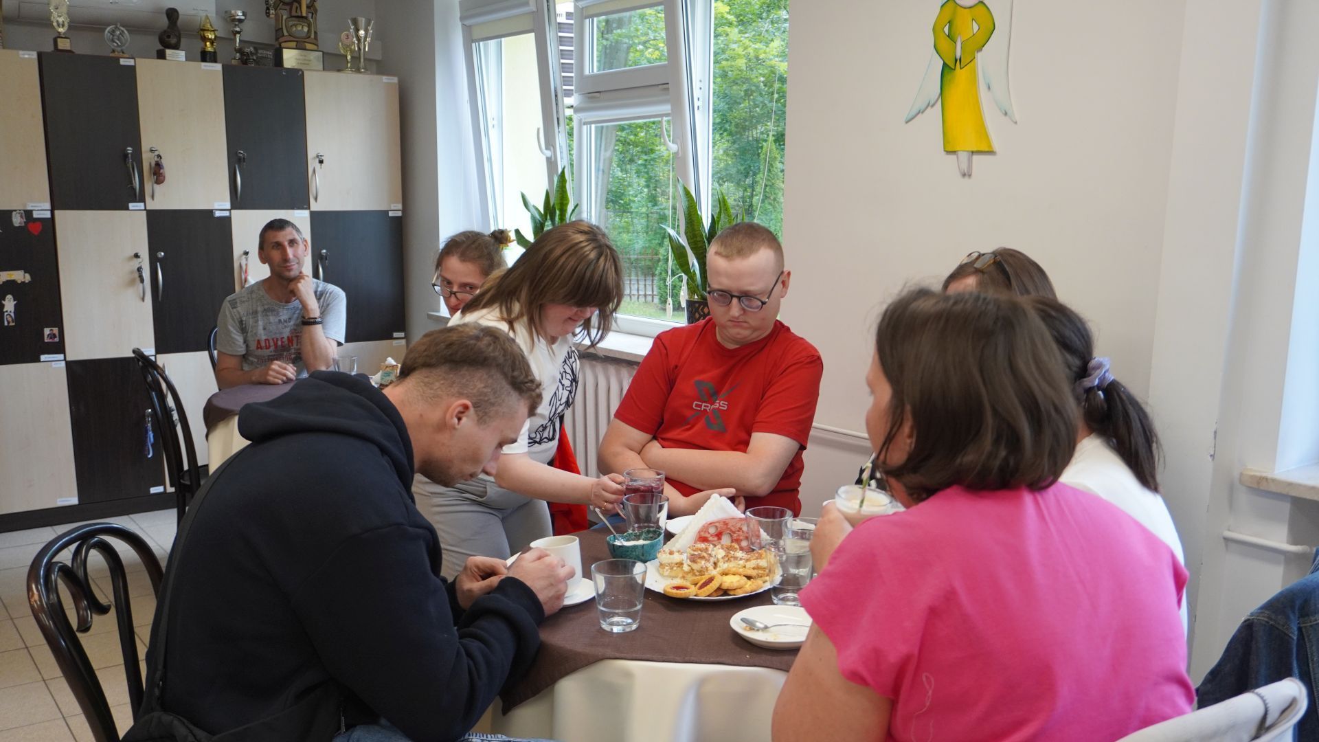Poczęstunek podczas warsztatów ozdabiania toreb płóciennych ''Jesteśmy dla innych''.