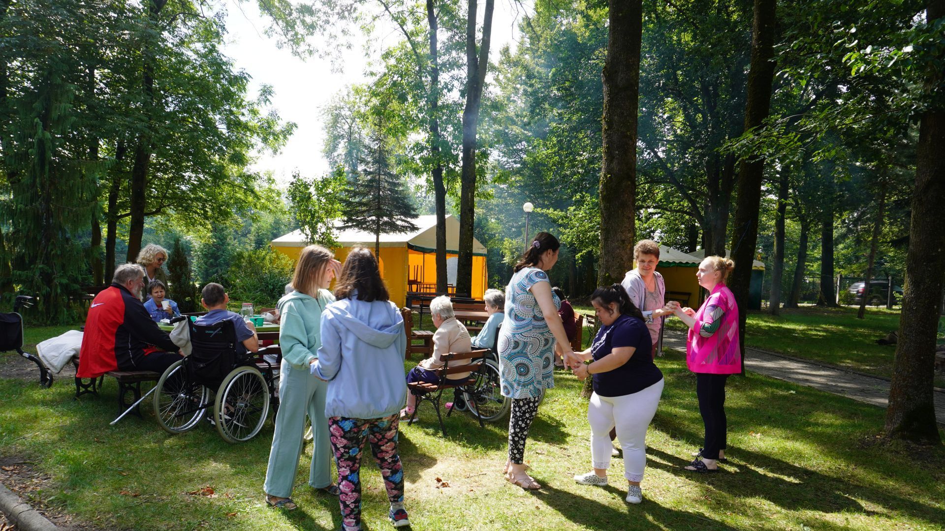 Tańce podczas spotkania integracyjnego przy grillu w Domu Pomocy Społecznej św. Józefa w Mieni. 