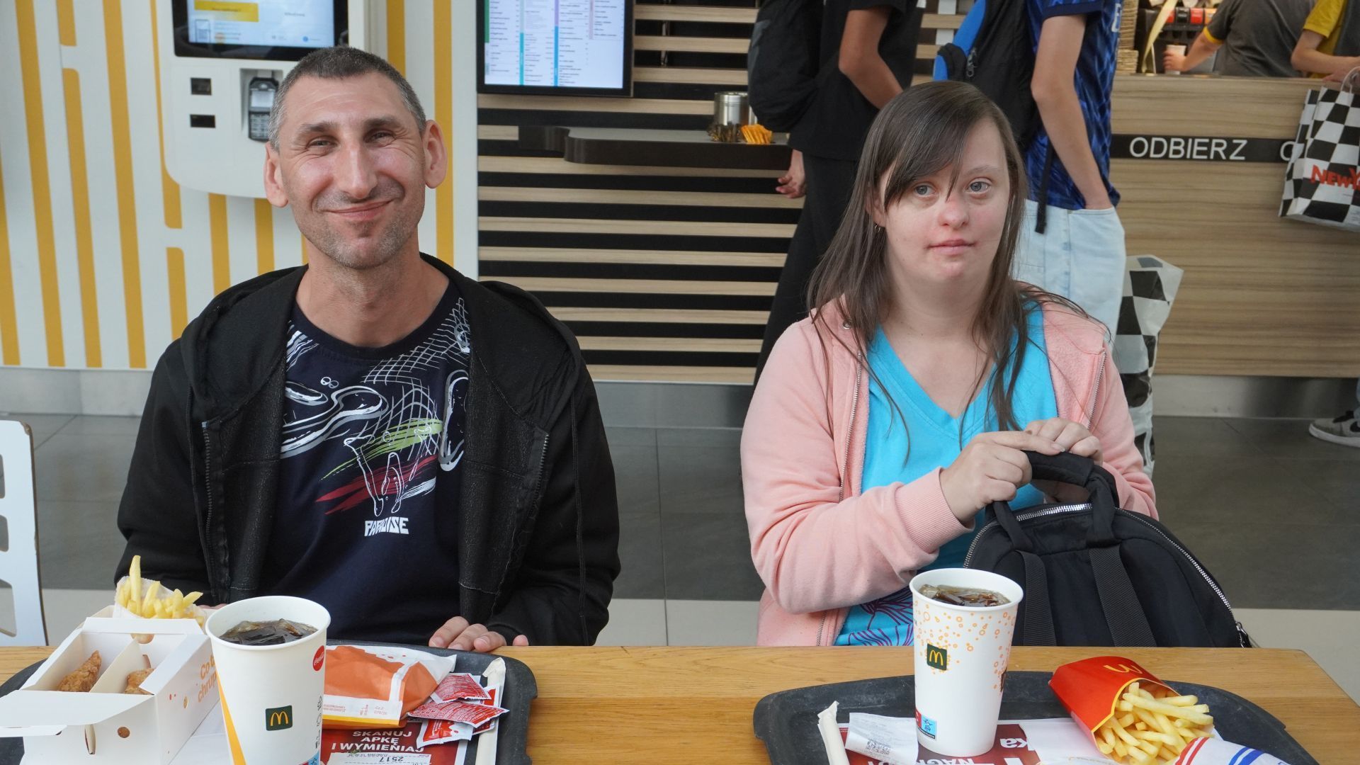 Uczestnicy naszego Domu Sebastian i Jagoda jedzą posiłek w restauracji McDonald?s.