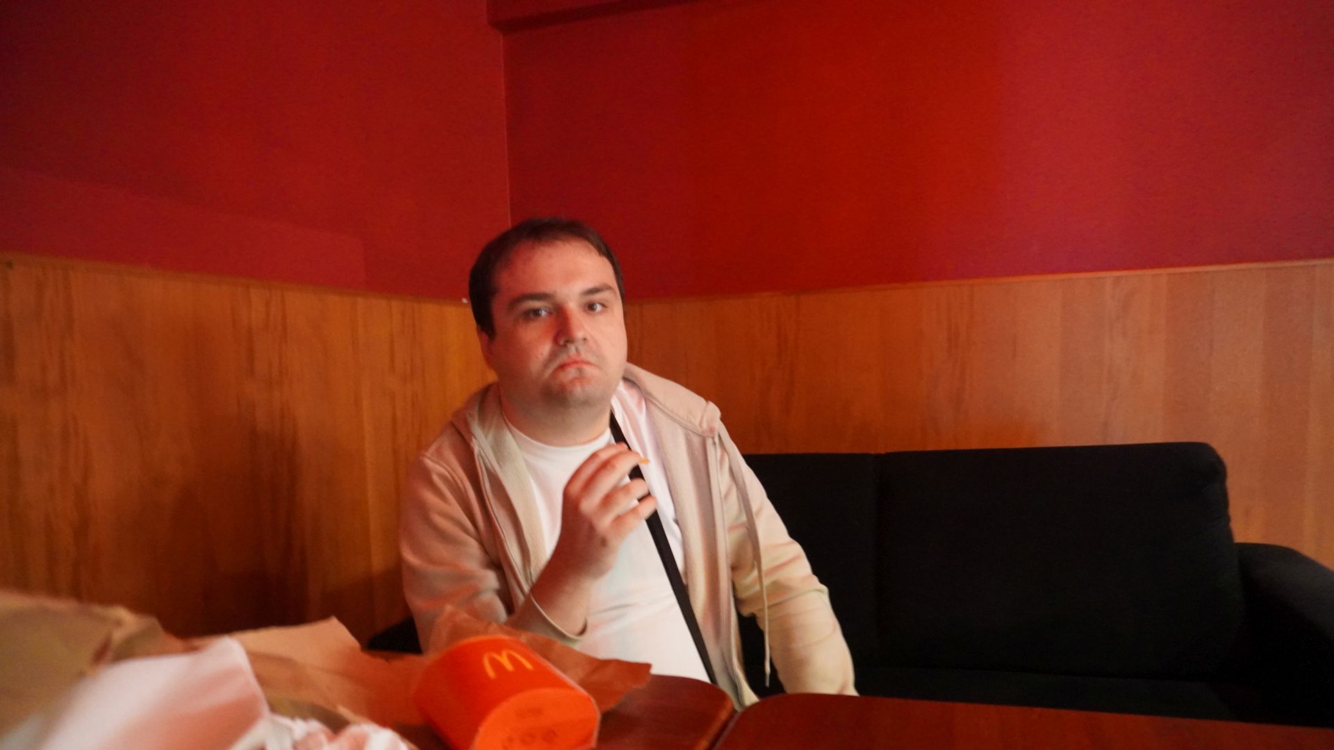 Uczestnik naszego Domu Artur podczas jedzenia frytek. 