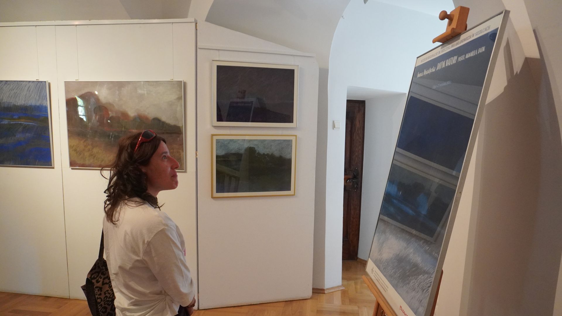 Uczestniczka naszego Domu Justyna ogląda wystawę podczas zwiedzania Muzeum Regionalnego w Siedlcach.