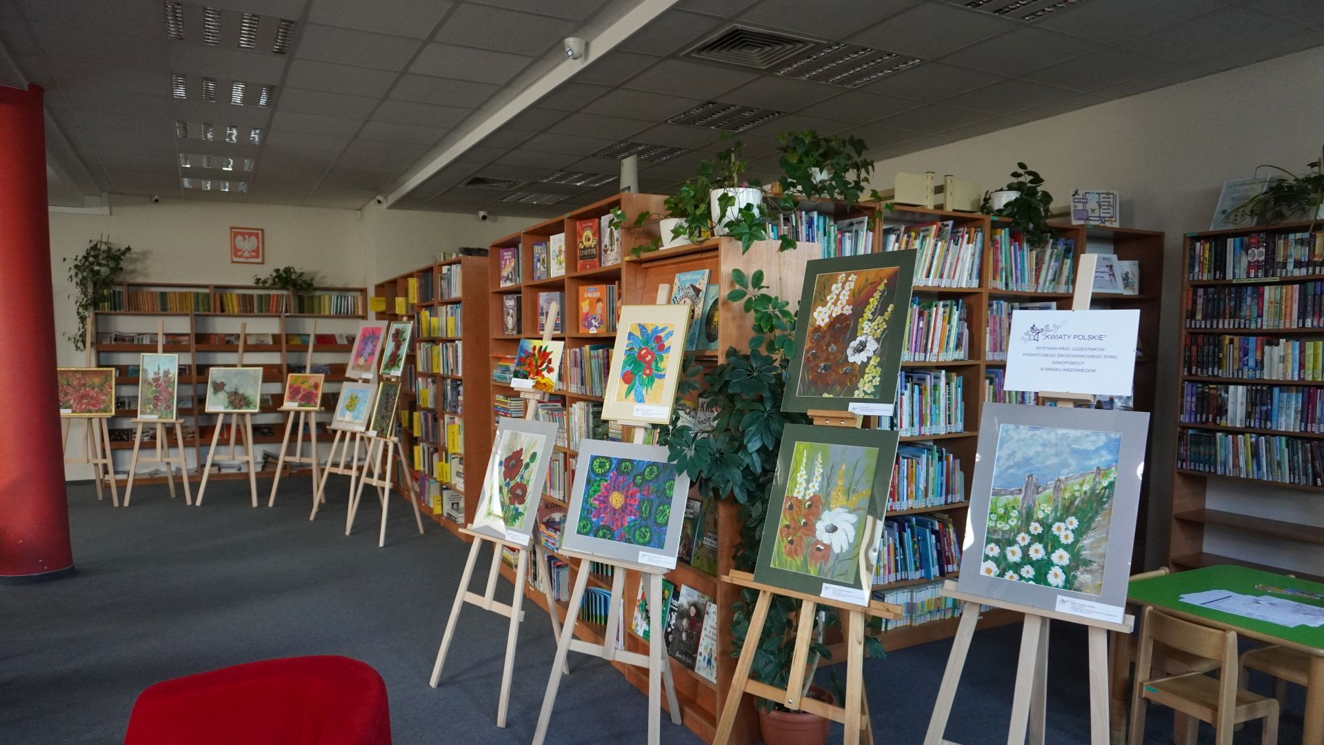 Prace uczestników PŚDS prezentowane na wystawie ''Kwiaty polskie'' w Bibliotece Pedagogicznej w Mińsku Mazowieckim.