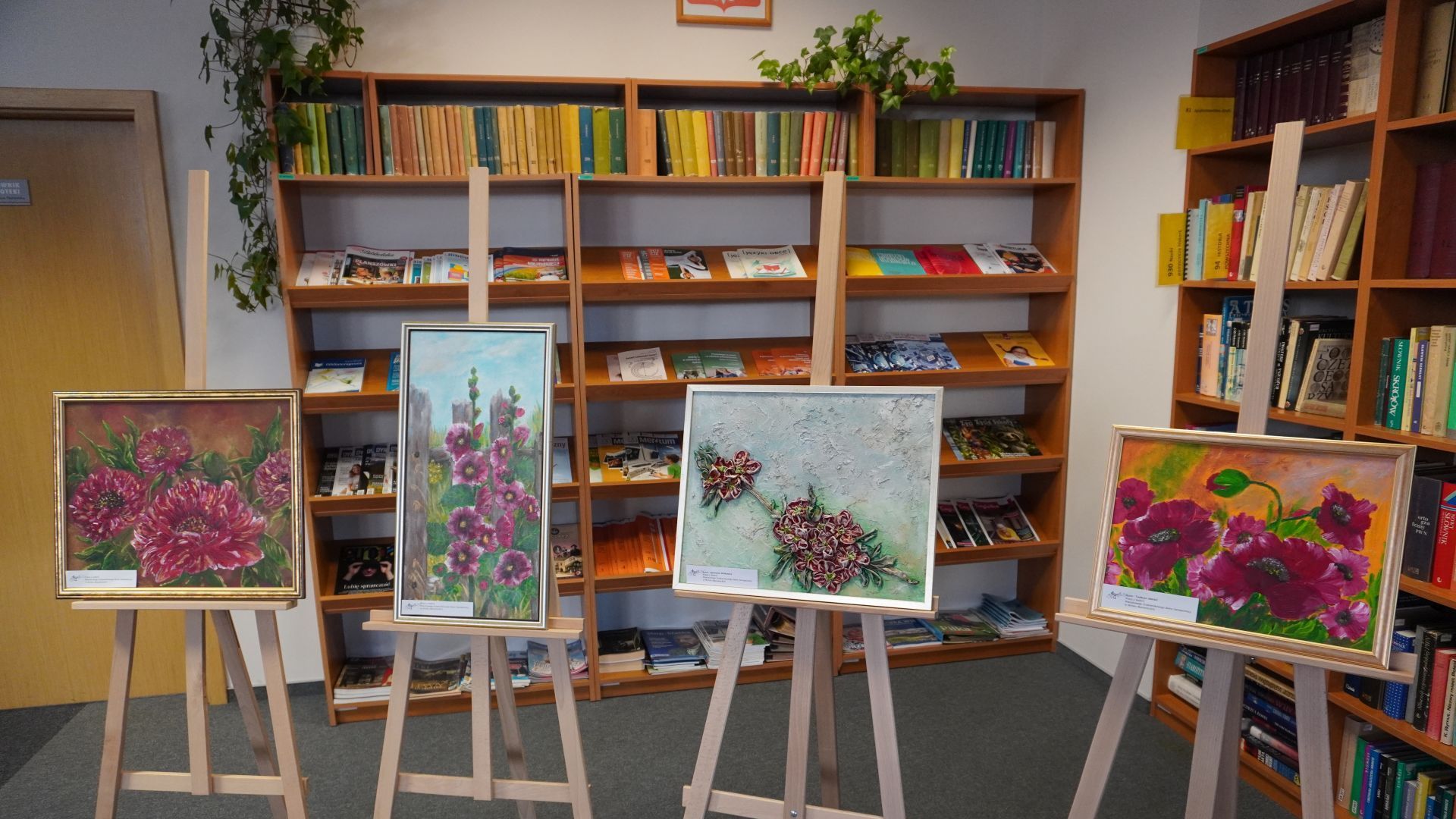 Prace uczestników PŚDS prezentowane na wystawie ''Kwiaty polskie'' w Bibliotece Pedagogicznej w Mińsku Mazowieckim.