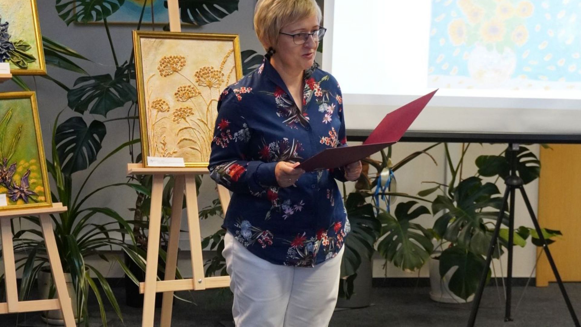 Wystąpienie pani dyrektor Justyny Juszczak podczas wernisażu wystawy ''Kwiaty polskie'' w Bibliotece Pedagogicznej w Mińsku Mazowieckim.