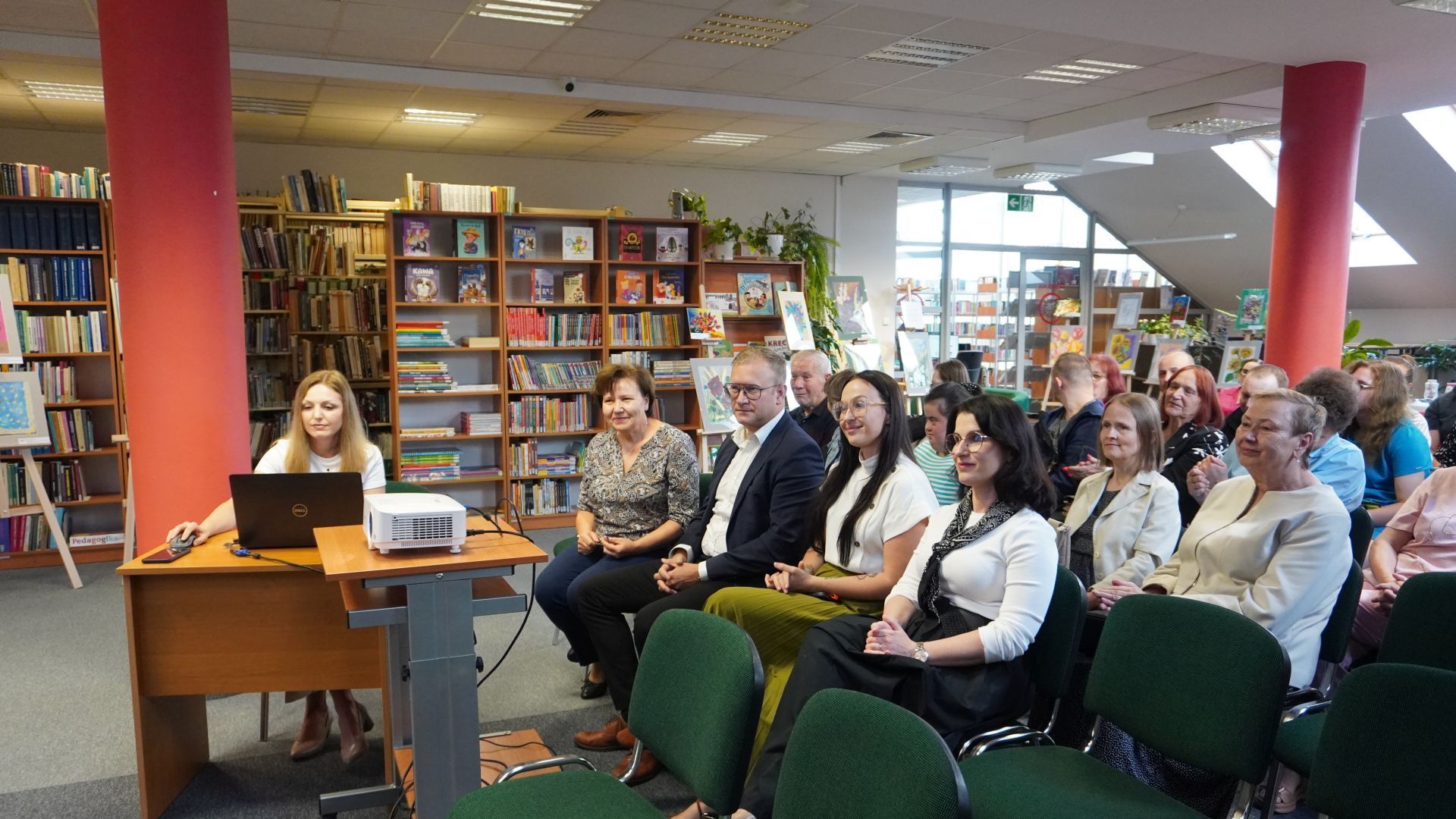 Zaproszeni goście podczas wernisażu wystawy ''Kwiaty polskie'' w Bibliotece Pedagogicznej w Mińsku Mazowieckim.