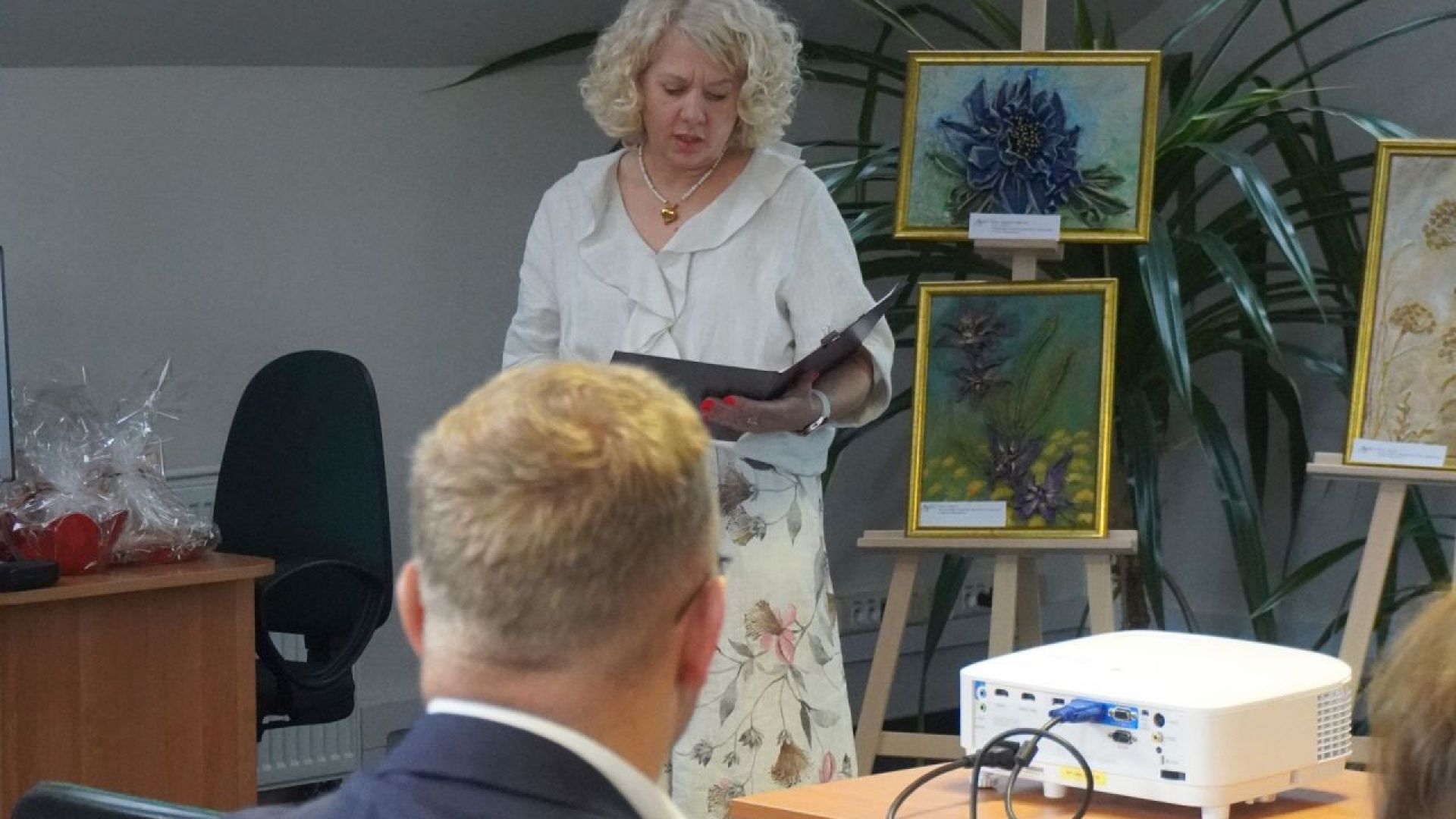 Pani Iwona opowiada o wystawie ''Kwiaty polskie'' podczas wernisażu w Bibliotece Pedagogicznej w Mińsku Mazowieckim.