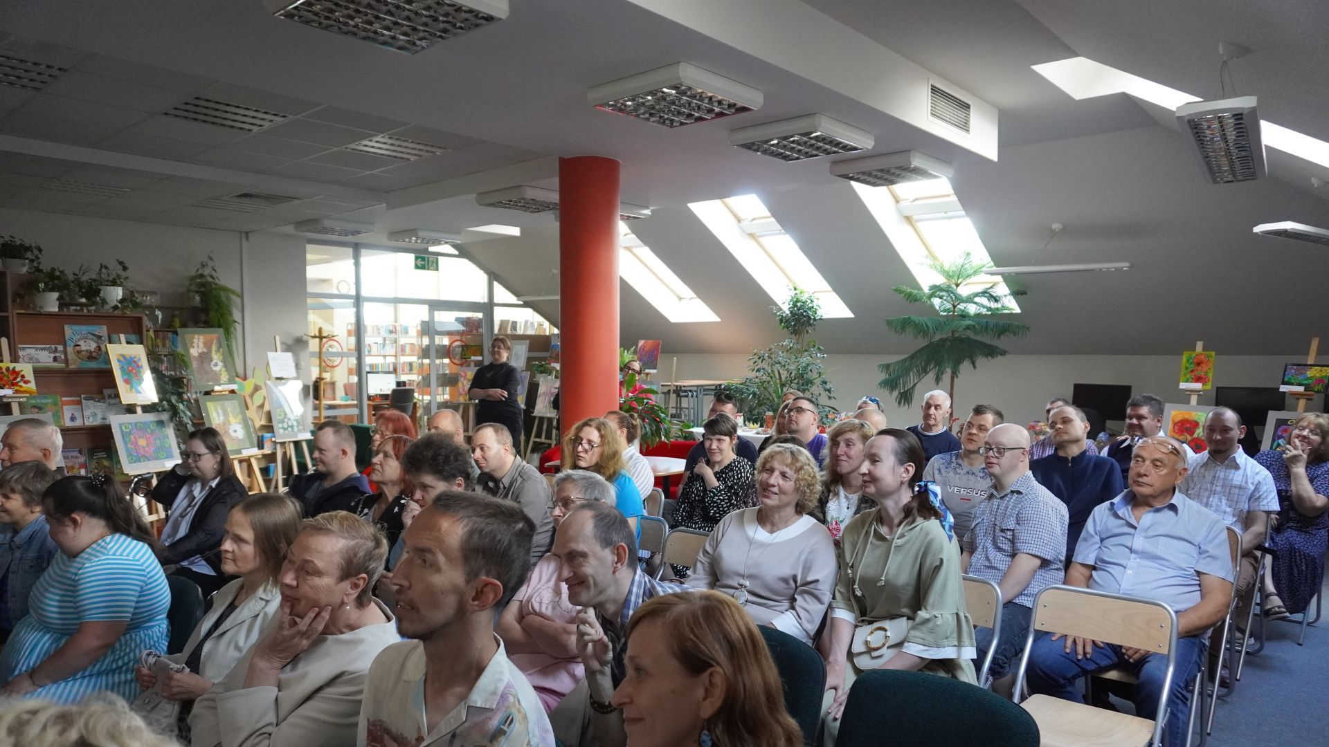 Zaproszeni goście podczas wernisażu wystawy ''Kwiaty polskie'' w Bibliotece Pedagogicznej w Mińsku Mazowieckim.