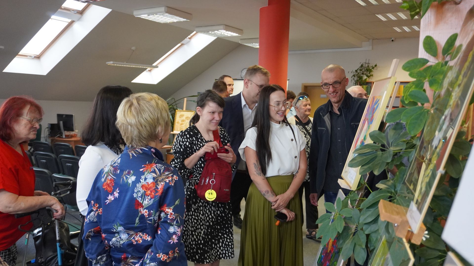 Zaproszeni goście oglądają prace uczestników PŚDS  podczas wernisażu wystawy ''Kwiaty polskie'' w Bibliotece Pedagogicznej w Mińsku Mazowieckim.