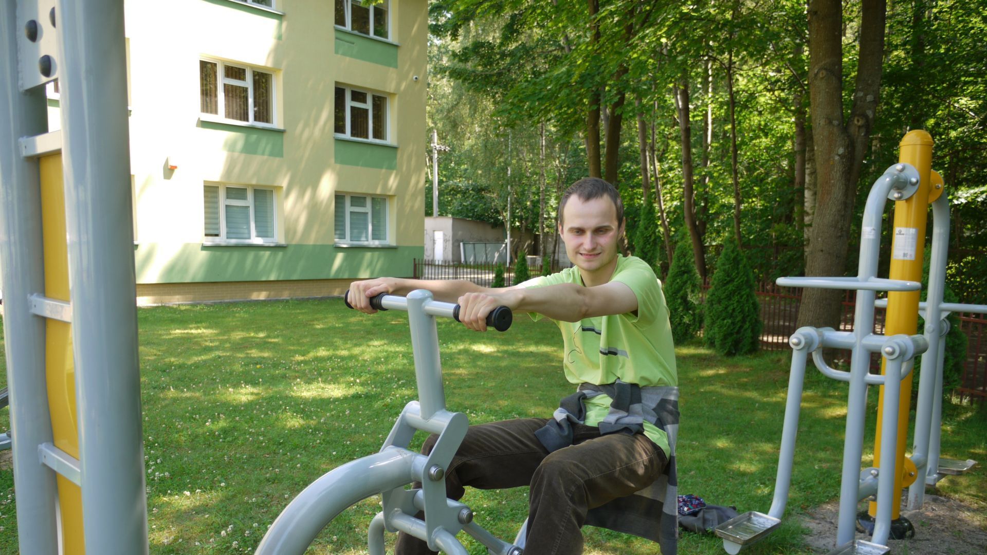 Krzysztof C. ćwiczący na siłowni na świeżym powietrzu.