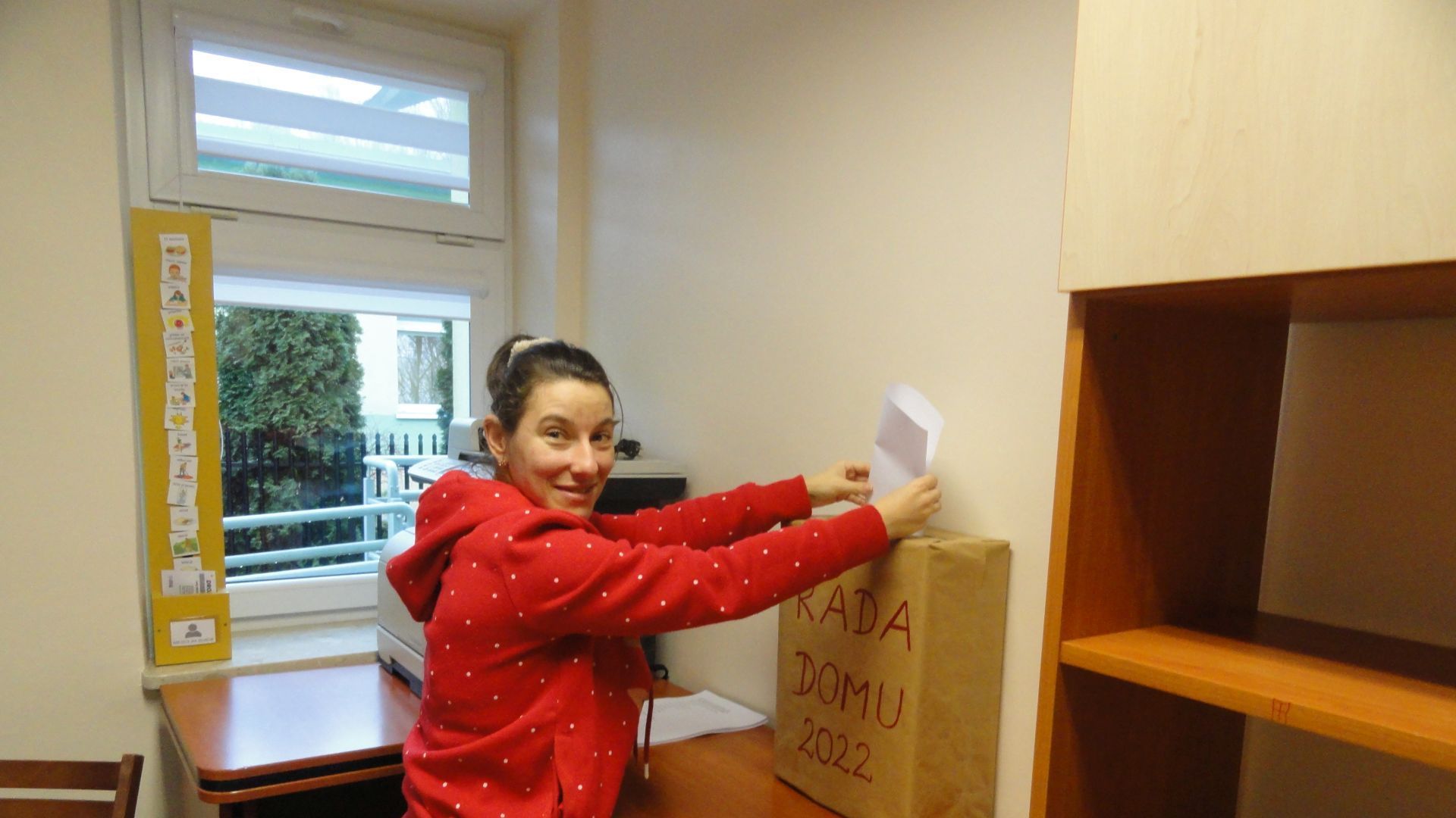 Justyna K. wrzuca kartę wyborczą do urny wyborczej.
