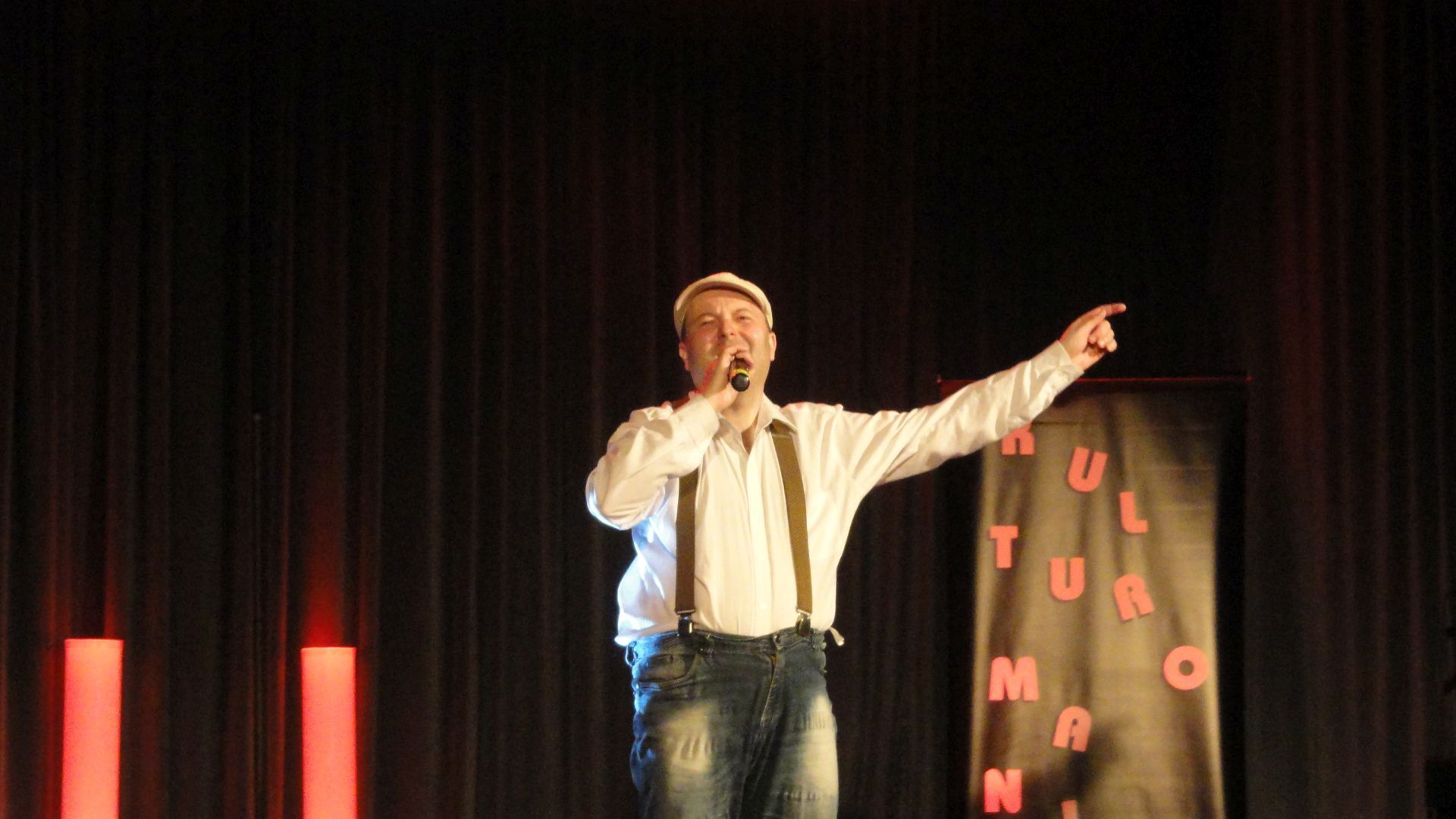 Kamil występujący na scenie podczas przeglądu twórczości artystycznej Kulturomaniak.