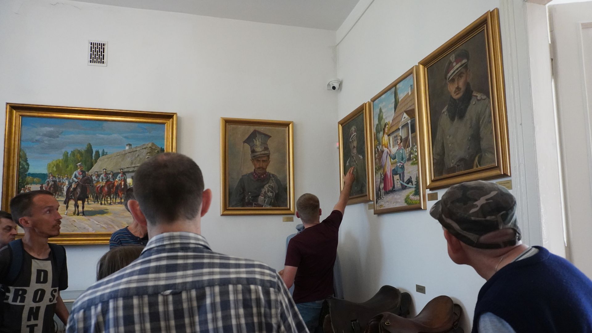 Uczestnicy oglądają obrazy w Muzeum 7. Pułku Ułanów Lubelskich.