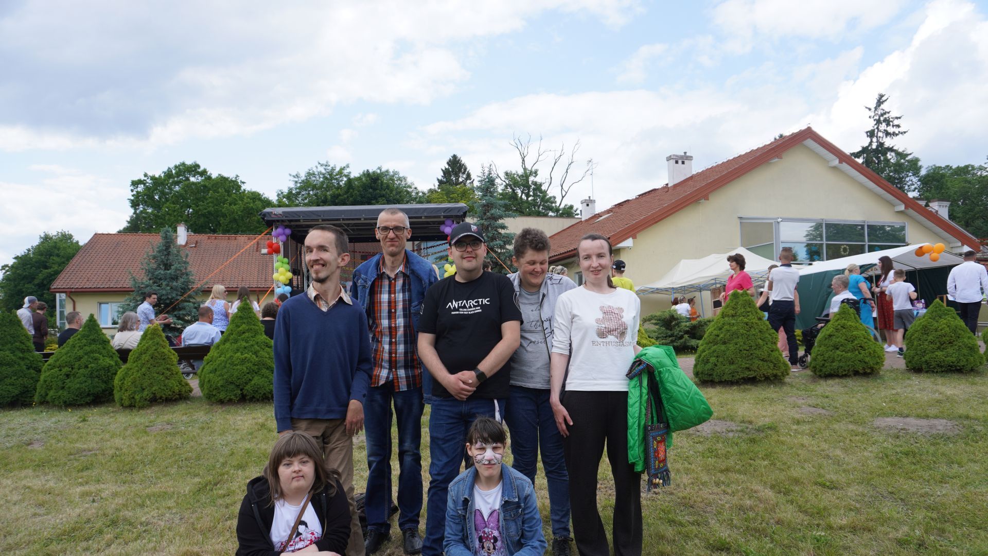 Uczestnicy naszego Domu podczas Rodzinnego Pikniku ''Tęczowa przygoda'' w DPS w Kątach.