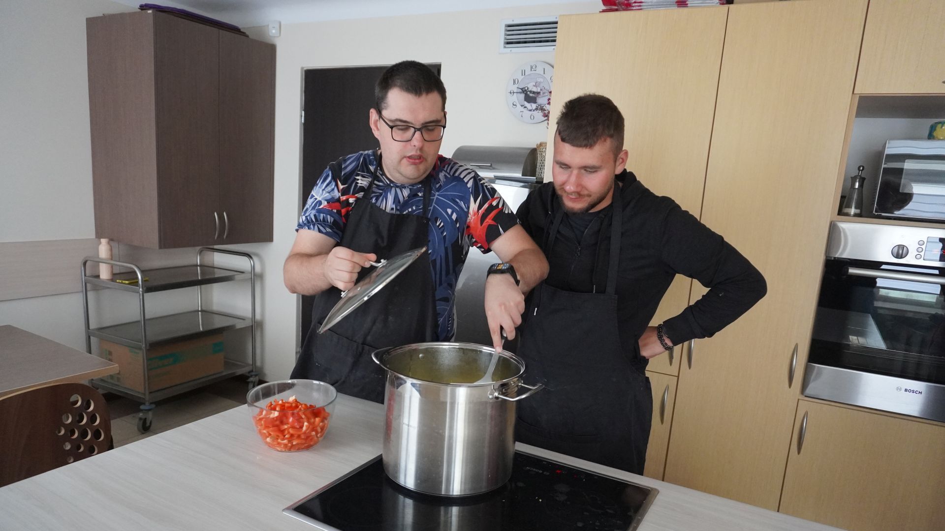 Uczestnicy Karol i Bartek podczas gotowania leczo.