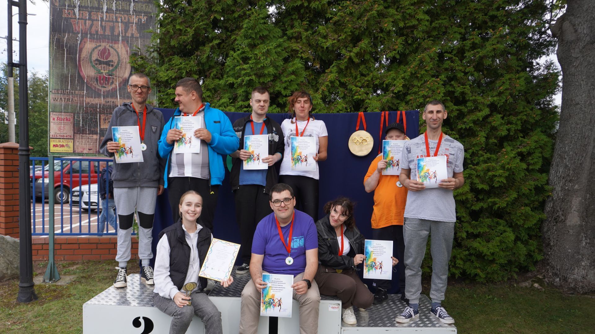 Uczestnicy naszego Domu wraz z opiekunem pozują do zdjęcia z medalami i dyplomami podczas integracyjnej olimpiady sportowej ''Mrozy bez Barier''. 
