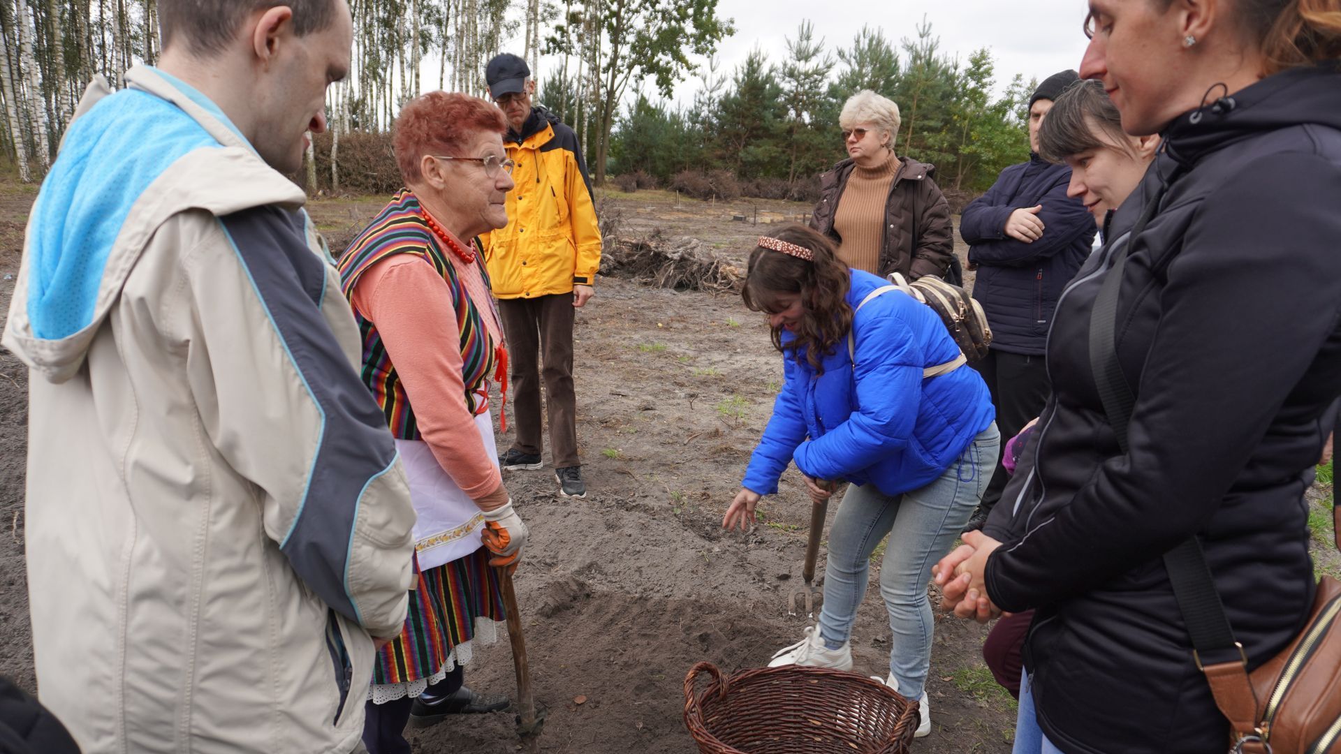 Uczestnicy PŚDS podczas wykopków  w Gospodarstwie Agroturystycznych ''Dolina Bobrów''. 