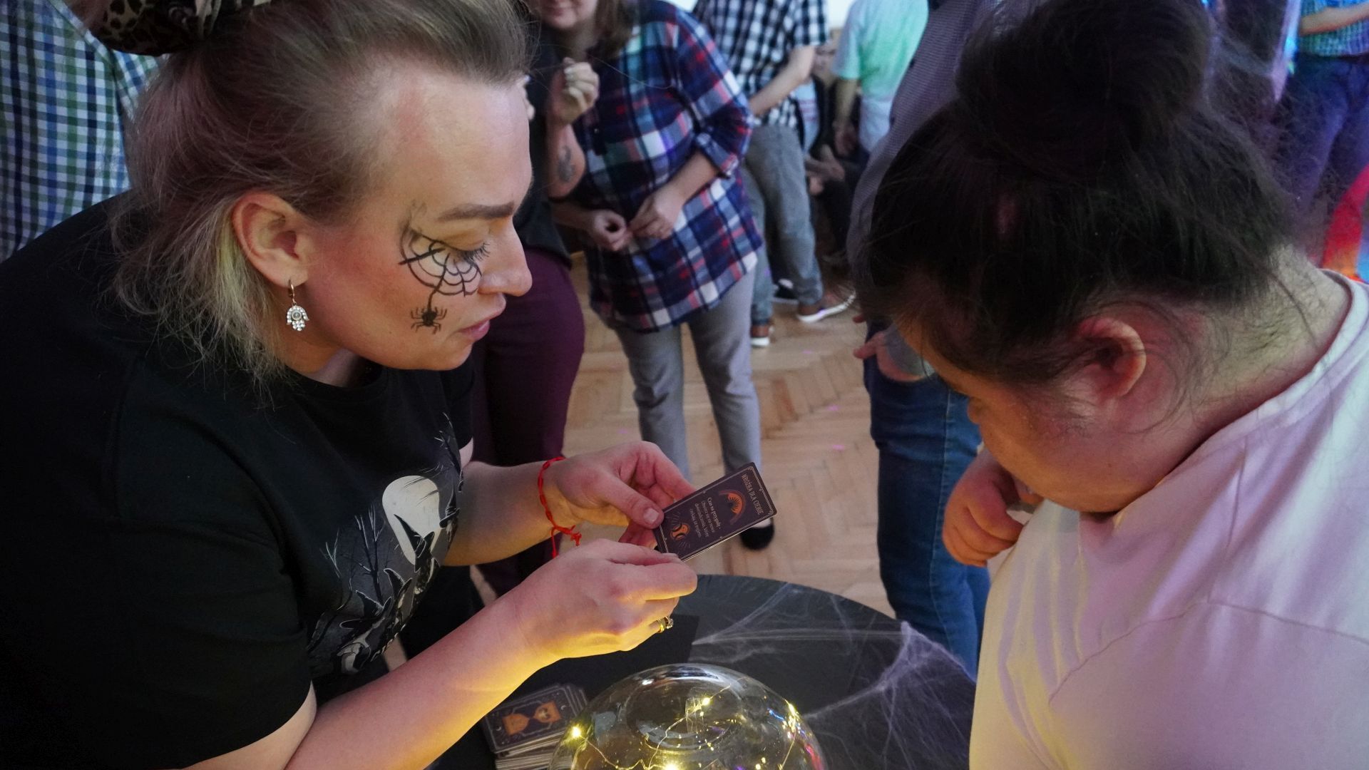 Uczestniczka Aleksandra podczas wróżb andrzejkowych na Andrzejkach w DPS ''Jedlina'' w Mieni.