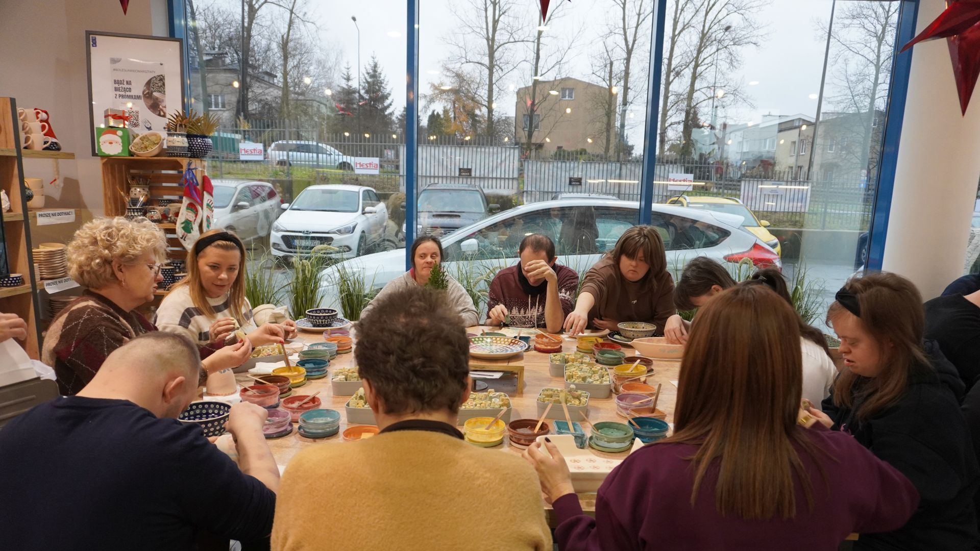 Uczestnicy wraz z opiekunami podczas Warsztatów Ceramiki Bolesławiec w Lublinie.