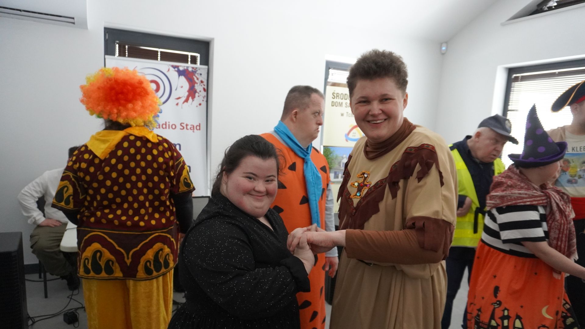 Uczestniczki naszego Domu Aleksandra i Aneta tańczą razem podczas balu karnawałowego w Zawadach.