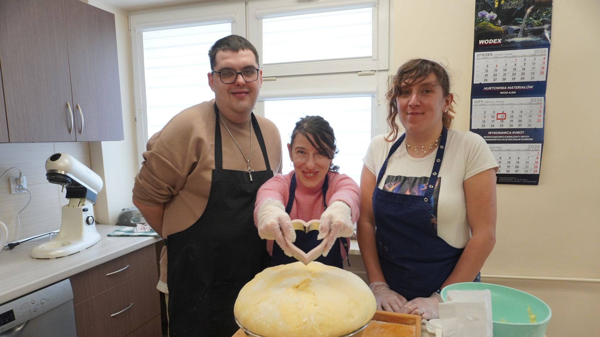 Uczestnicy PŚDS w pracowni kulinarnej prezentują wyrośnięte ciasto na pączki.