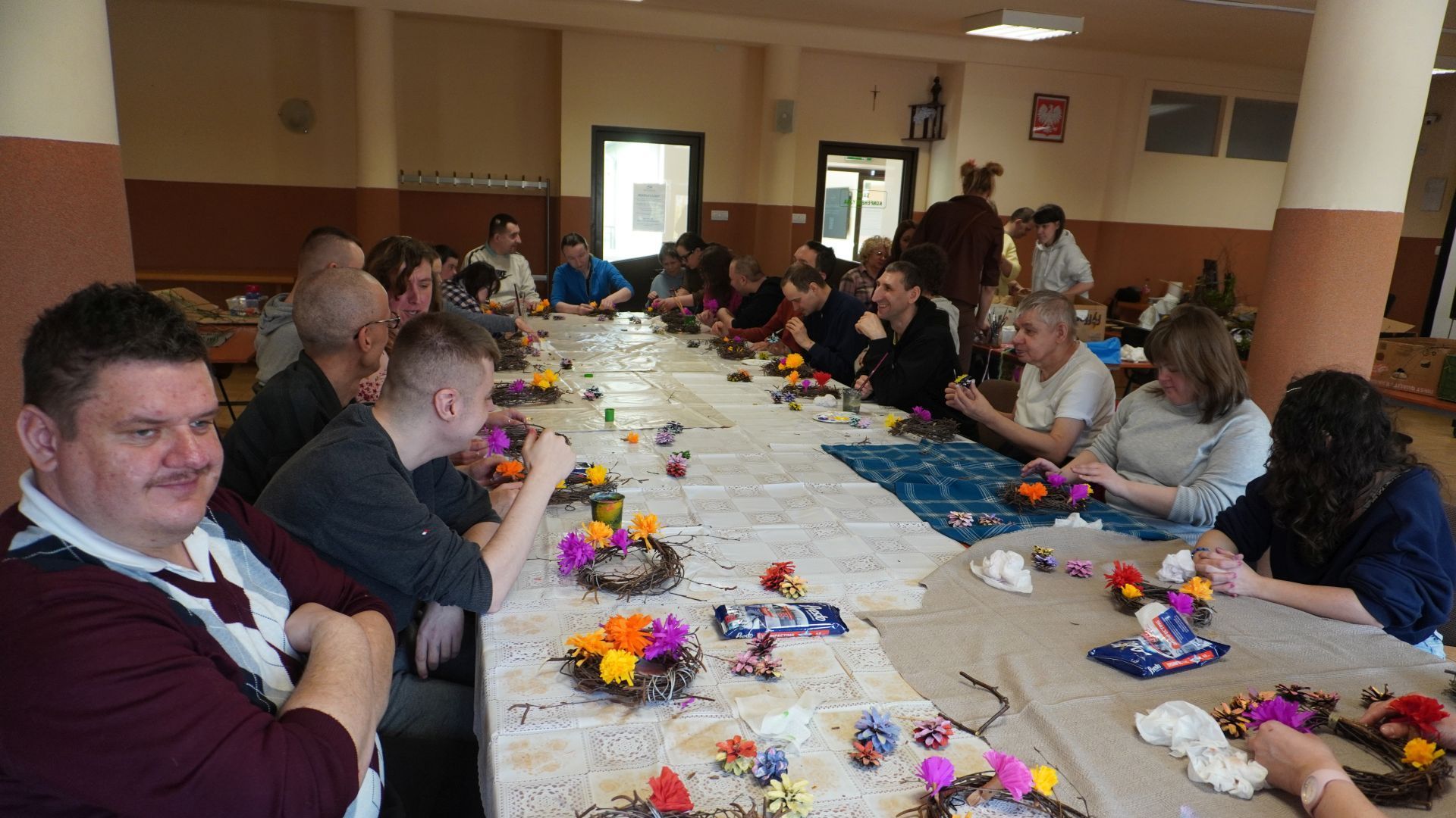 Uczestnicy podczas wielkanocnych warsztatów artystycznych.