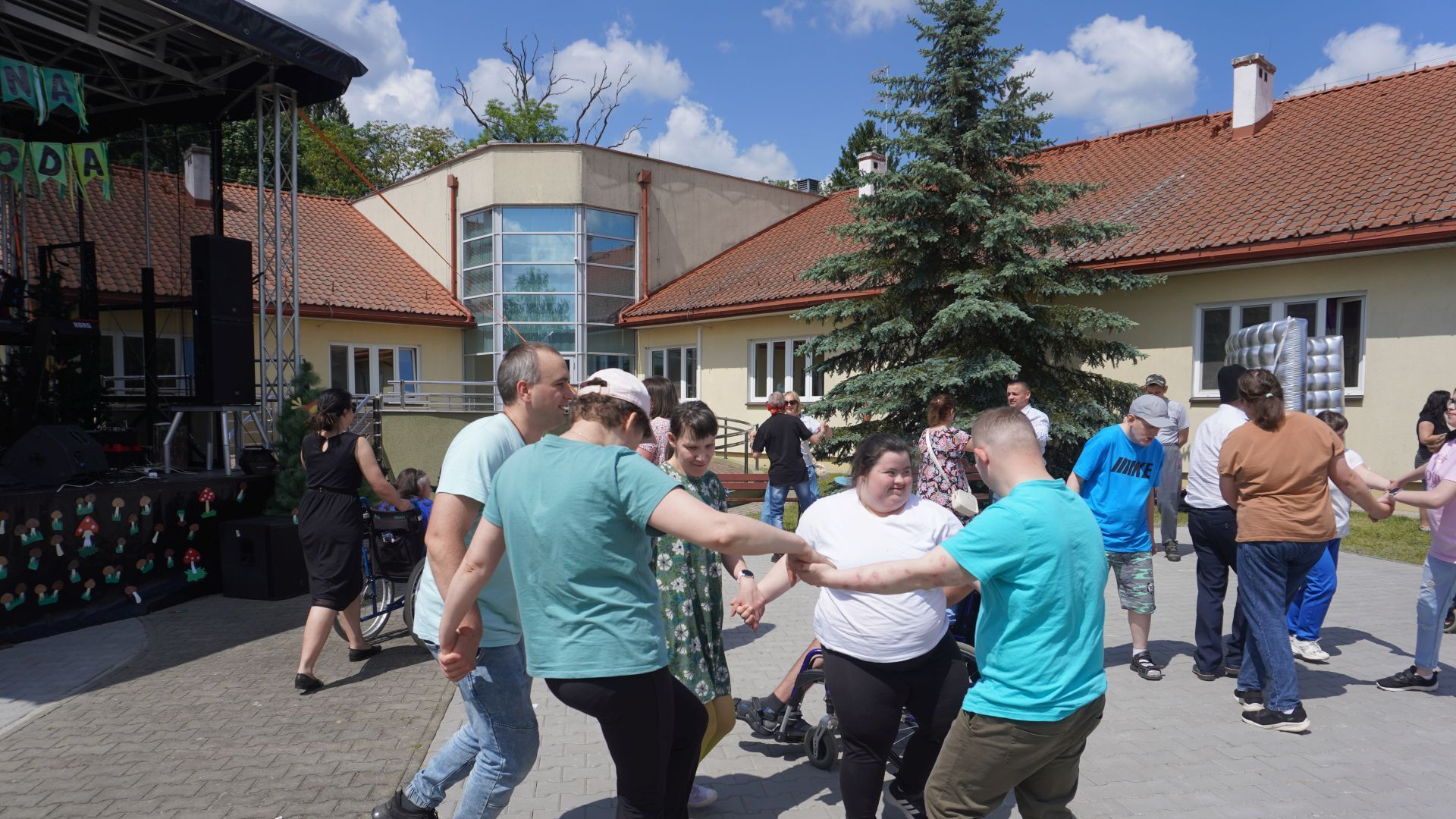 Uczestnicy naszego Domu tańczą w kółeczku podczas Pikniku Rodzinnego w DPS w Kątach. Uczestnicy naszego Domu tańczą w kółeczku podczas Pikniku Rodzinnego w DPS w Kątach.