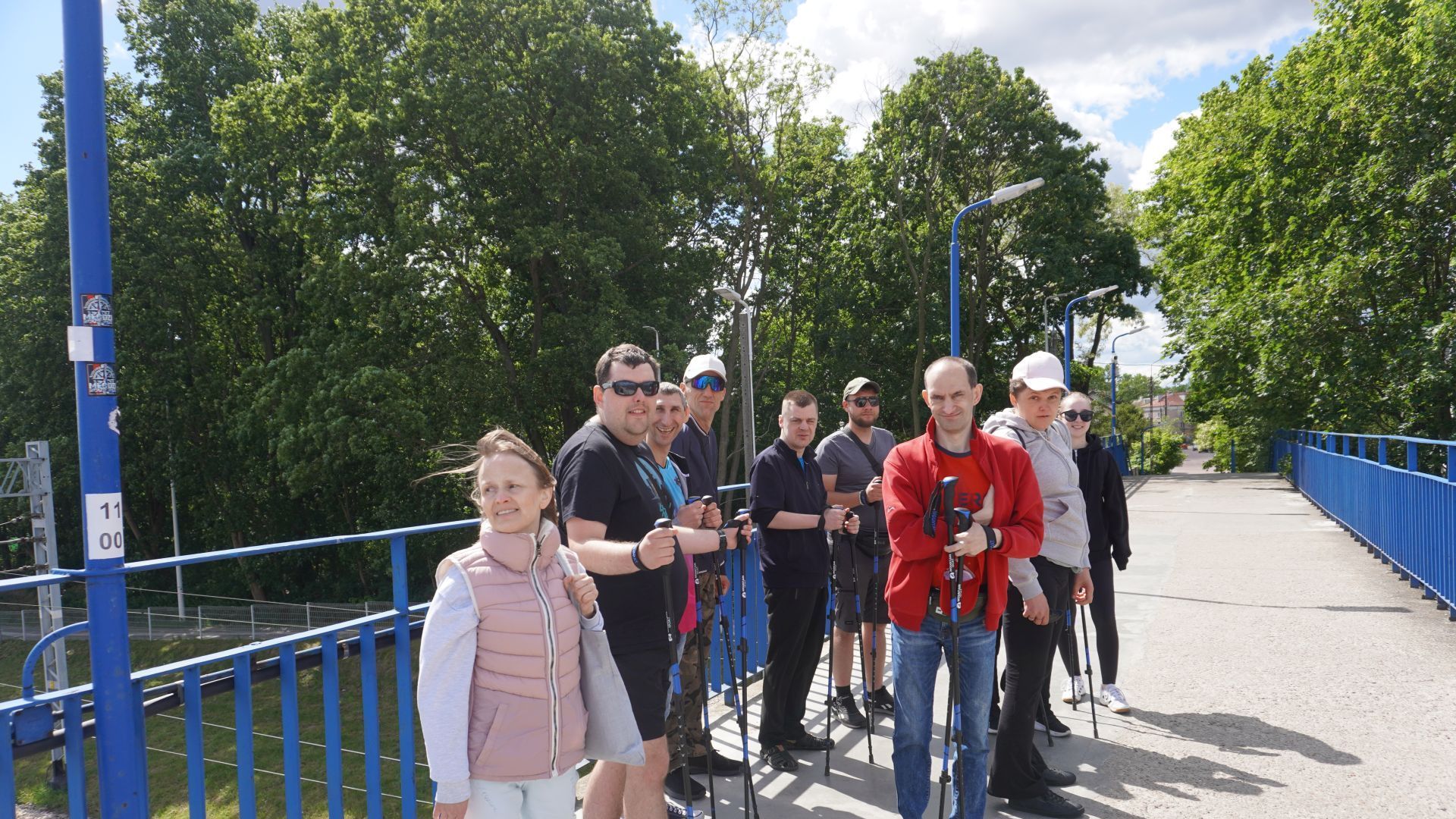 Uczestnicy wraz z terapeutą podczas spaceru z kijkami Nordic Walking.