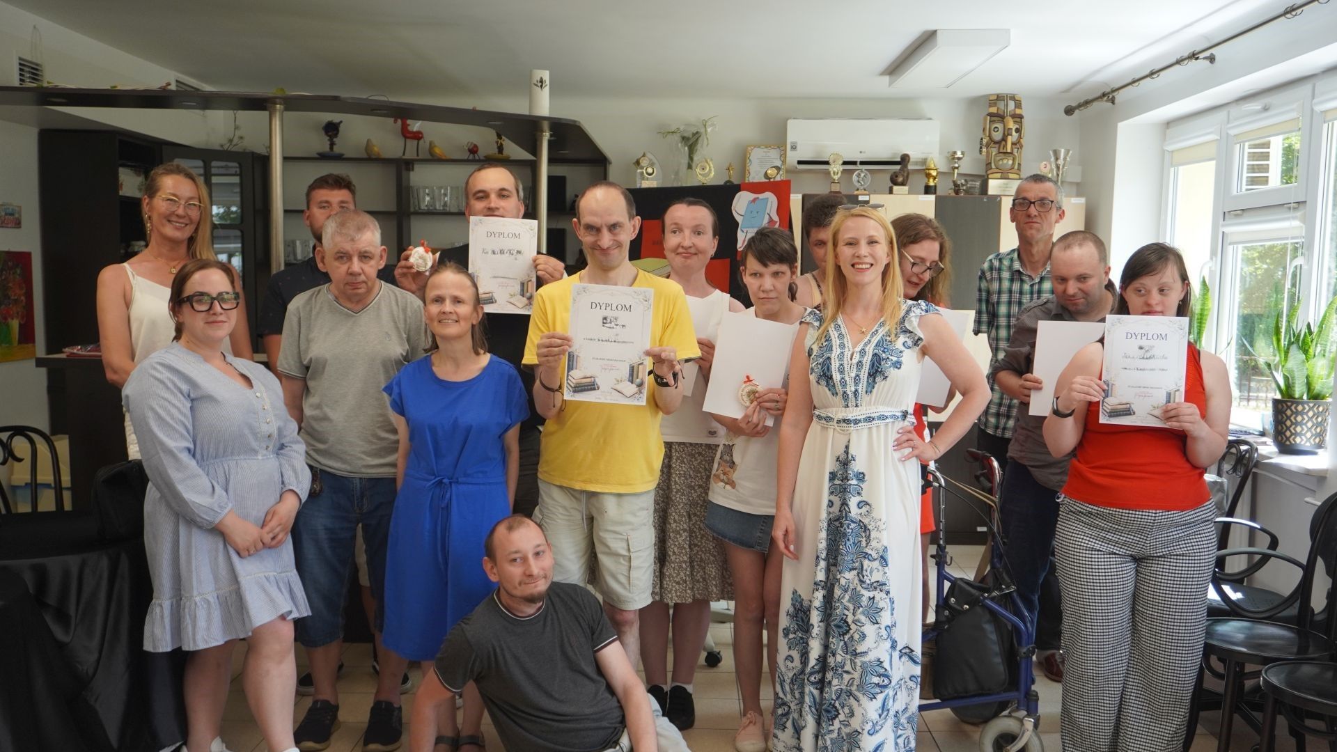 Zdjęcie grupowe wszystkich uczestników Konkursu Recytatorskiego. Zdjęcie grupowe wszystkich uczestników Konkursu Recytatorskiego.