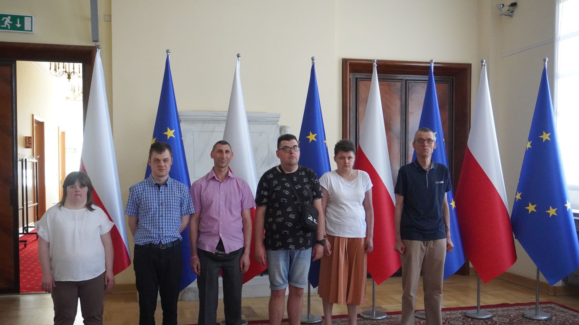 Uczestnicy naszego Domu na tle flag Polski i Europy w Kancelarii Prezesa Rady Ministrów. Uczestnicy naszego Domu na tle flag Polski i Europy w Kancelarii Prezesa Rady Ministrów.