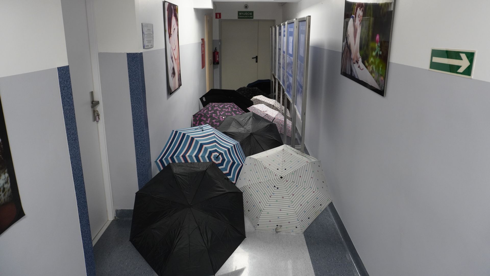 Parasole przeciwdeszczowe na korytarzu naszego ośrodka. Parasole przeciwdeszczowe na korytarzu naszego ośrodka.